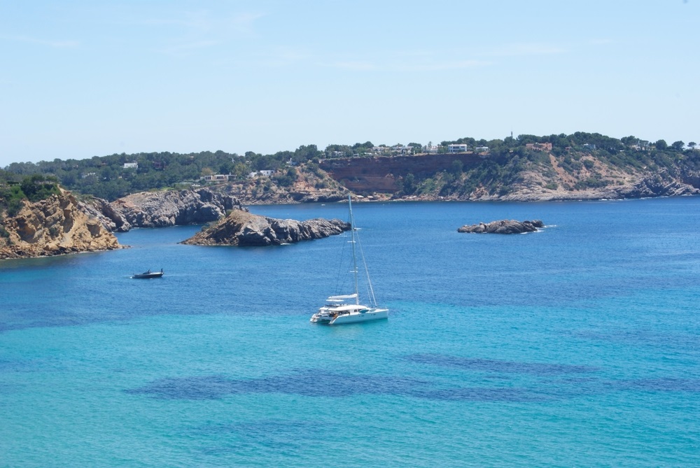 Excursão de Barco Catamarã em Ibiza - Praia e Grutas - Living Tours