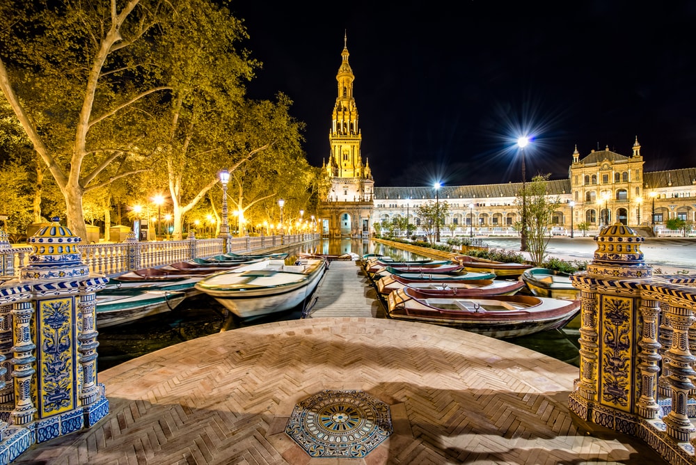 Plaza de España de noche en Sevilla - Living Tours