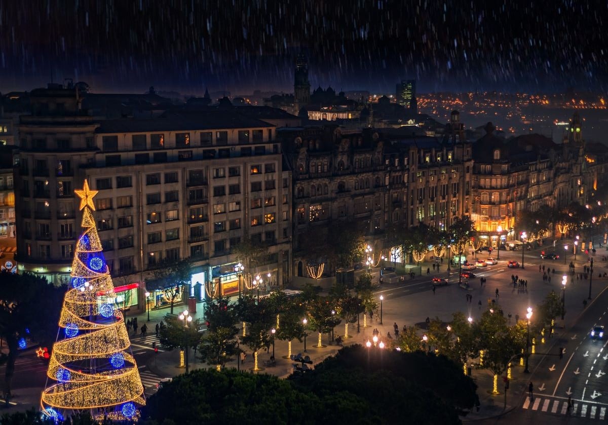 Explore the Christmas city lights by tuk tuk 