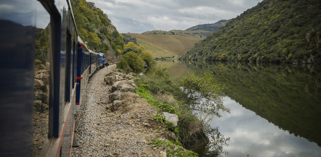 Le paysage du Douro à bord d'un train luxueux et historique - LivingTours