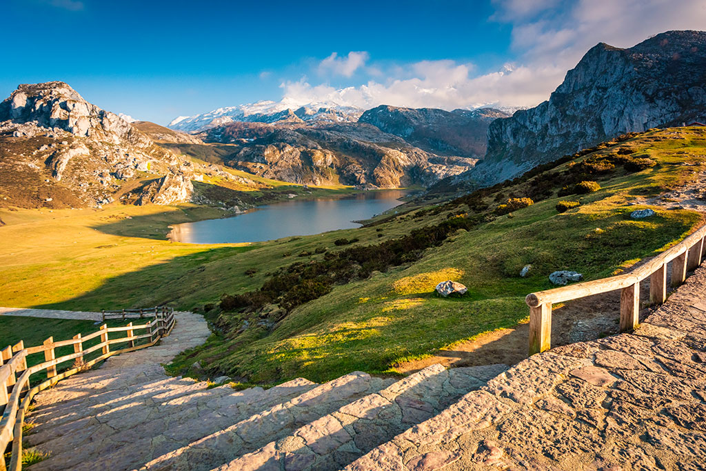 Tour to Covadonga Lakes from Oviedo by Living Tours