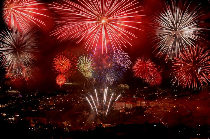 Programa de Ano Novo na Madeira - Cruzeiro para ver o fogo de artifício - Living Tours