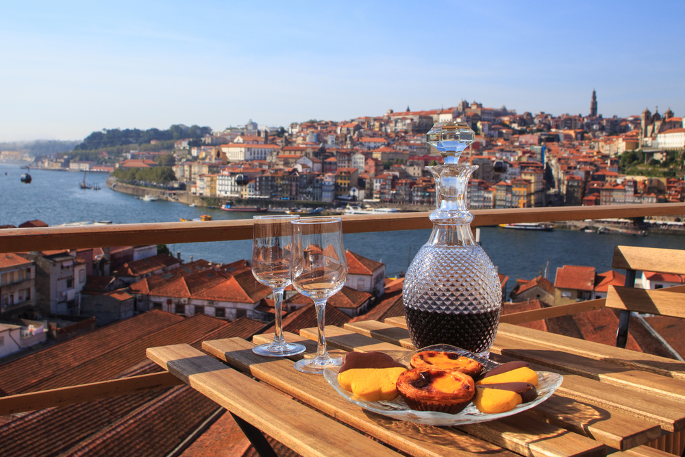 Tour pelo Porto saindo de Lisboa: Visita Guiada e Degustação de Vinho do Porto - Living Tours
