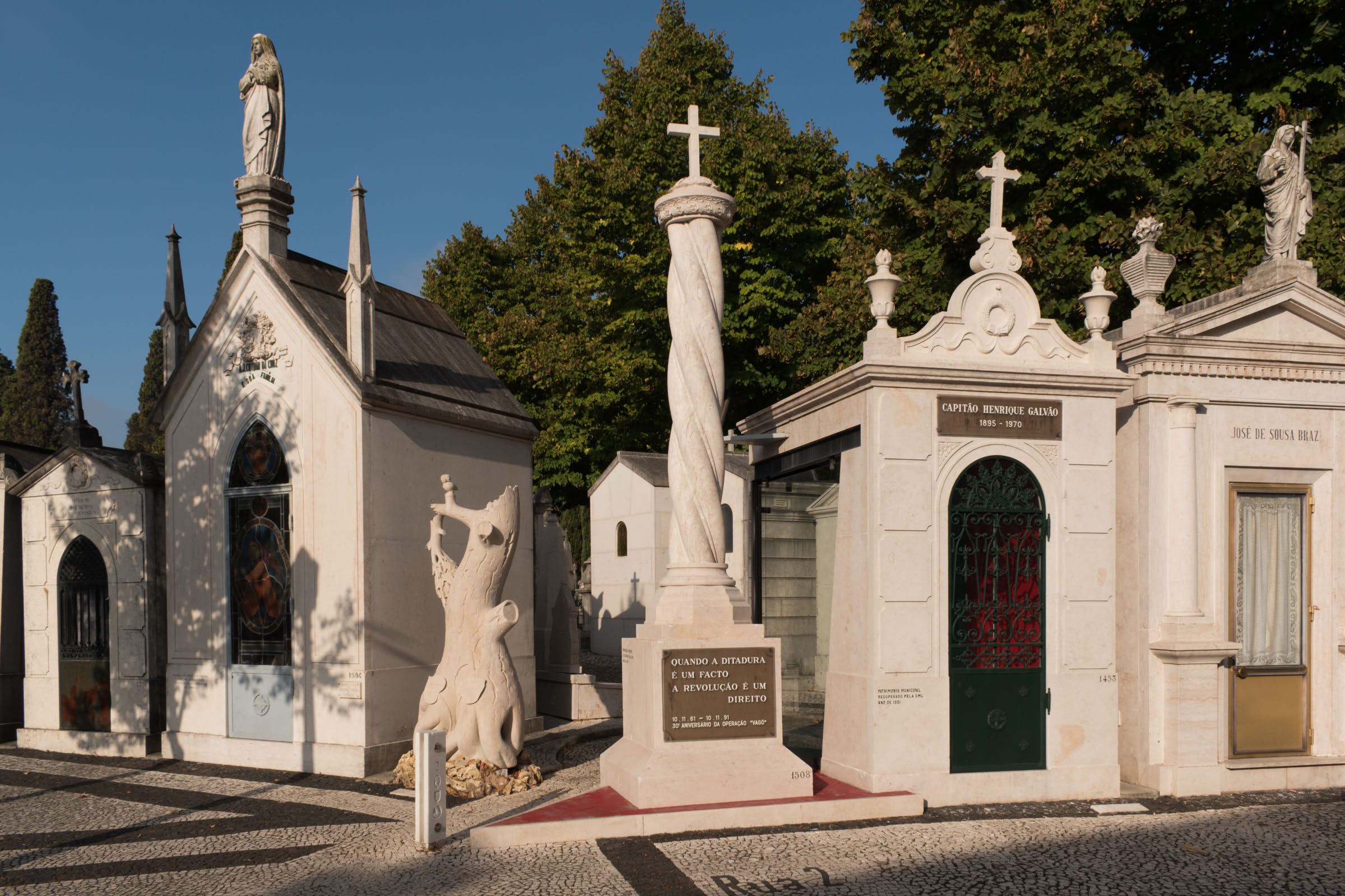 Walking Tour - Lisbon Cemeteries by Living Tours