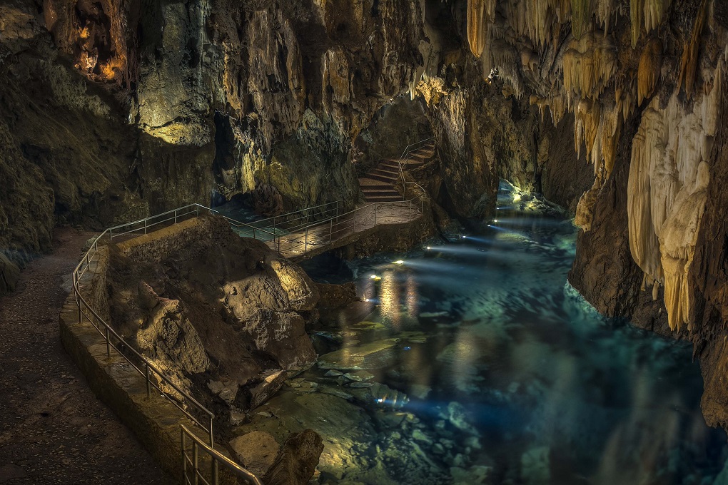 Guided tour in Cave of Wonders (Gruta de las maravillas) entrance