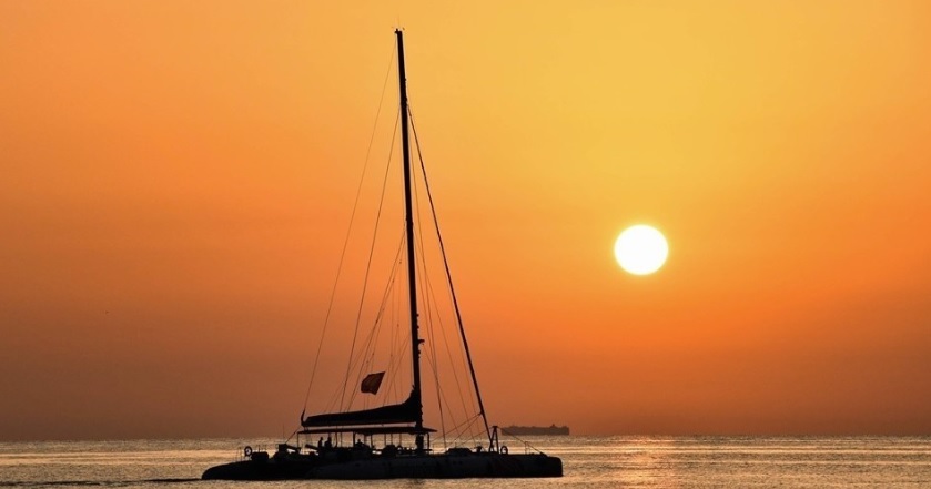 Croisière en catamaran au coucher du soleil à Malaga - Living Tours